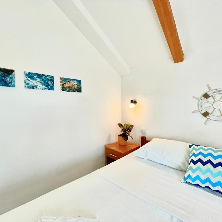 Garden House Budva - Trokrevetna Soba sa Balkonom - 24