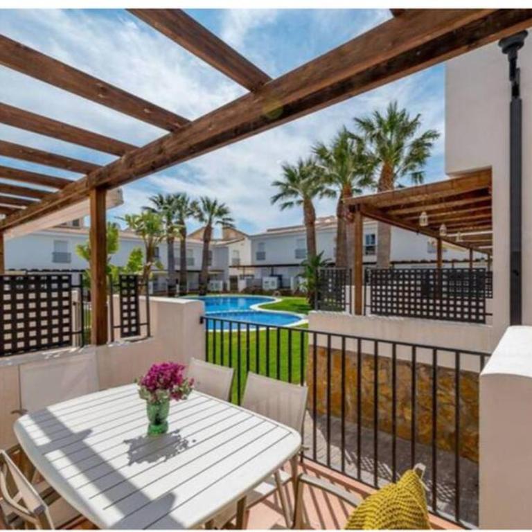 ENCANTADORA CASA CON PISCINA A 5 MIN PLAYA WIFI - Casa de 2 dormitorios - 2