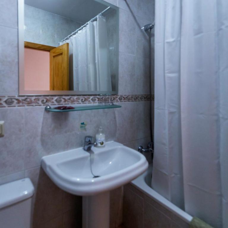Hostal San Ramón - Habitación Doble Estándar - 2 camas - 11