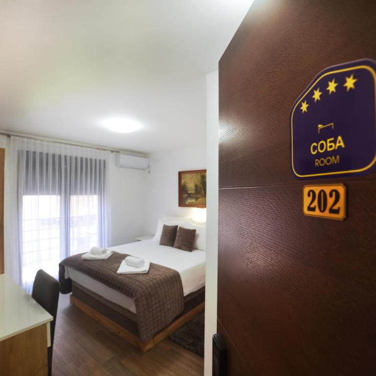 "Mini Hotel Vienna" Apartments - Deluks Dvokrevetna Soba sa Bračnim Krevetom i Balkonom - 12