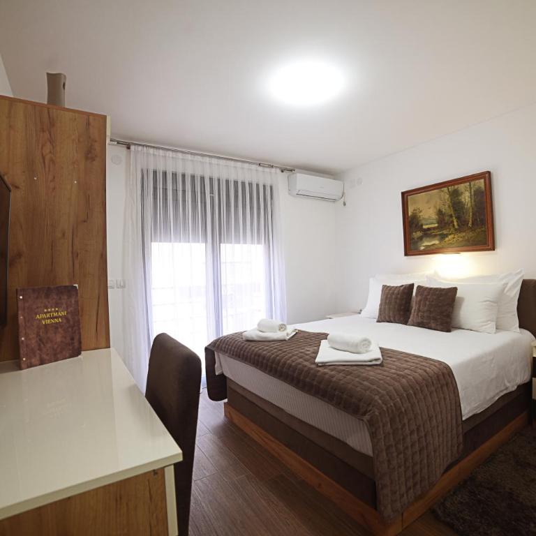 "Mini Hotel Vienna" Apartments - Deluks Dvokrevetna Soba sa Bračnim Krevetom i Balkonom - 9