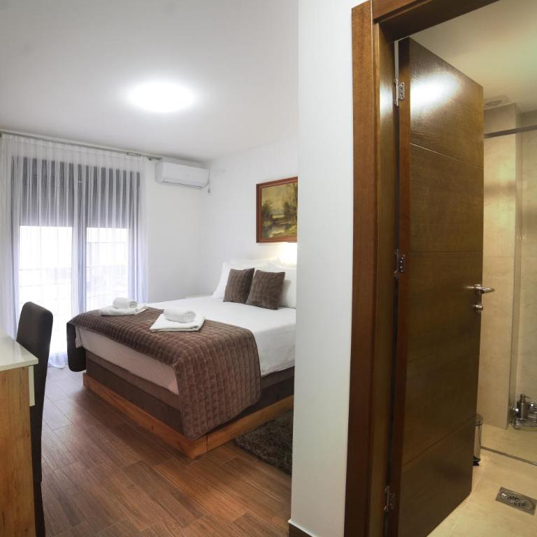 "Mini Hotel Vienna" Apartments - Deluks Dvokrevetna Soba sa Bračnim Krevetom i Balkonom - 8