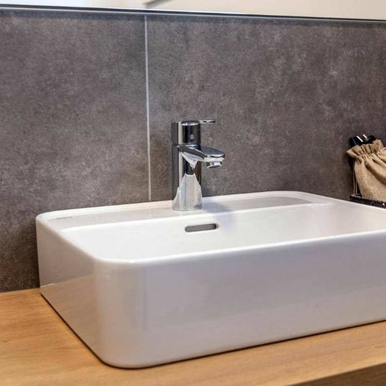 Residence Solei Classic & Plus - Plus Two-Bedroom Apartment with Balcony and Lake View - 5