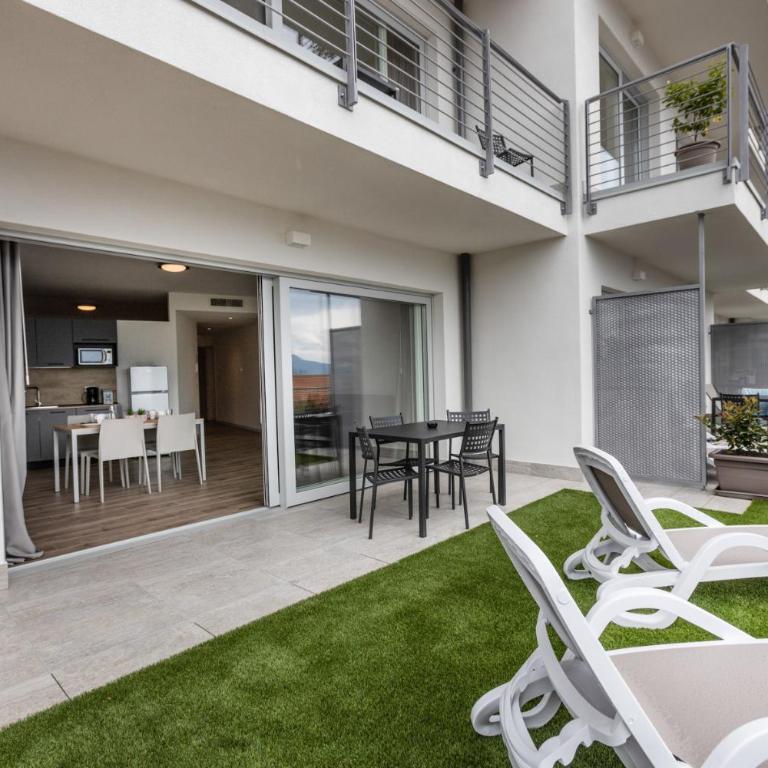 Residence Solei Classic & Plus - Plus Two-Bedroom Apartment with Balcony and Lake View - 19
