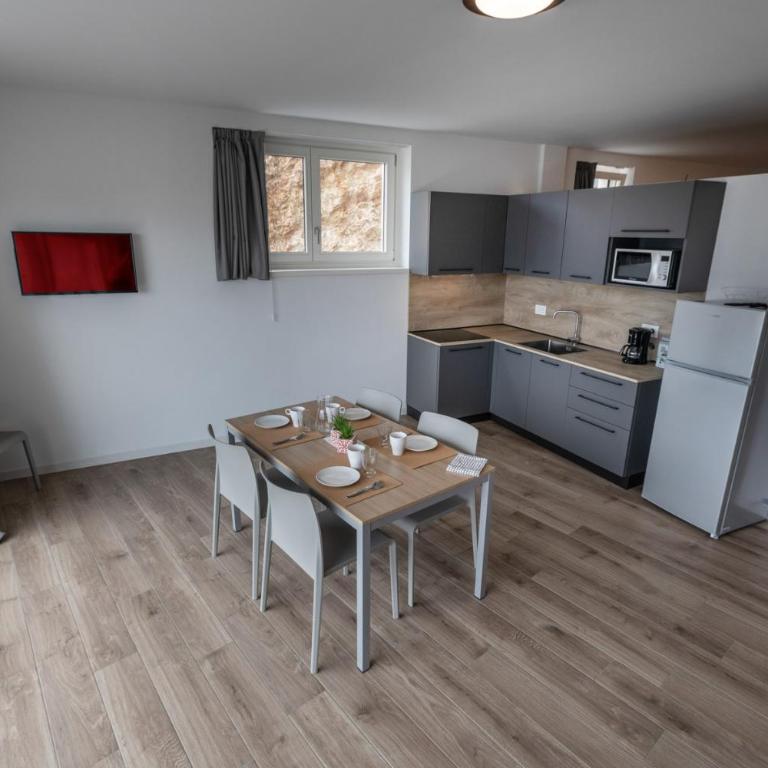 Residence Solei Classic & Plus - Plus Two-Bedroom Apartment with Balcony and Lake View - 22