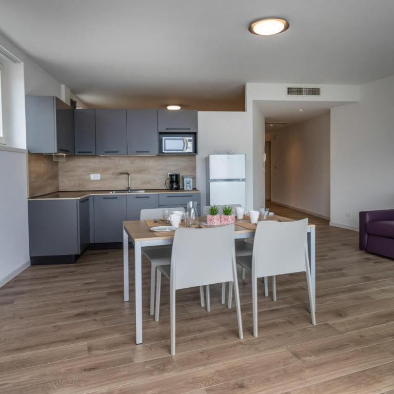 Residence Solei Classic & Plus - Plus Two-Bedroom Apartment with Balcony and Lake View - 23