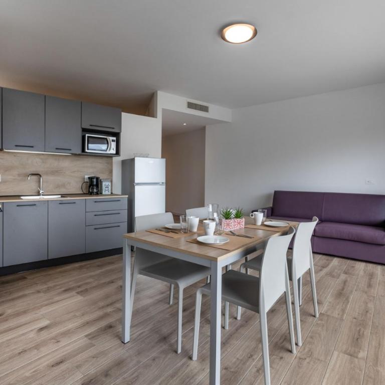 Residence Solei Classic & Plus - Plus Two-Bedroom Apartment with Balcony and Lake View - 27