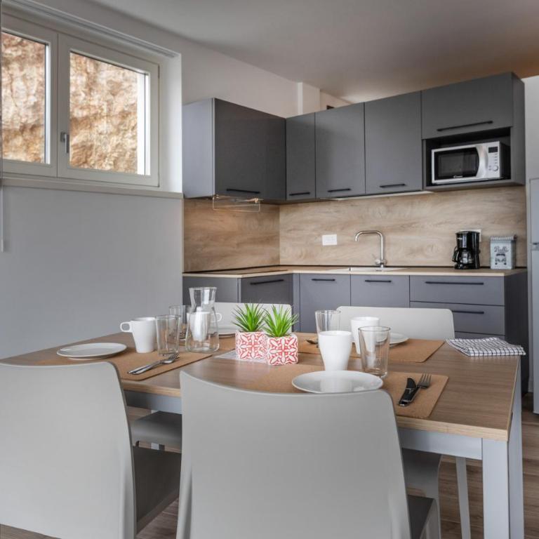 Residence Solei Classic & Plus - Plus Two-Bedroom Apartment with Balcony and Lake View - 28