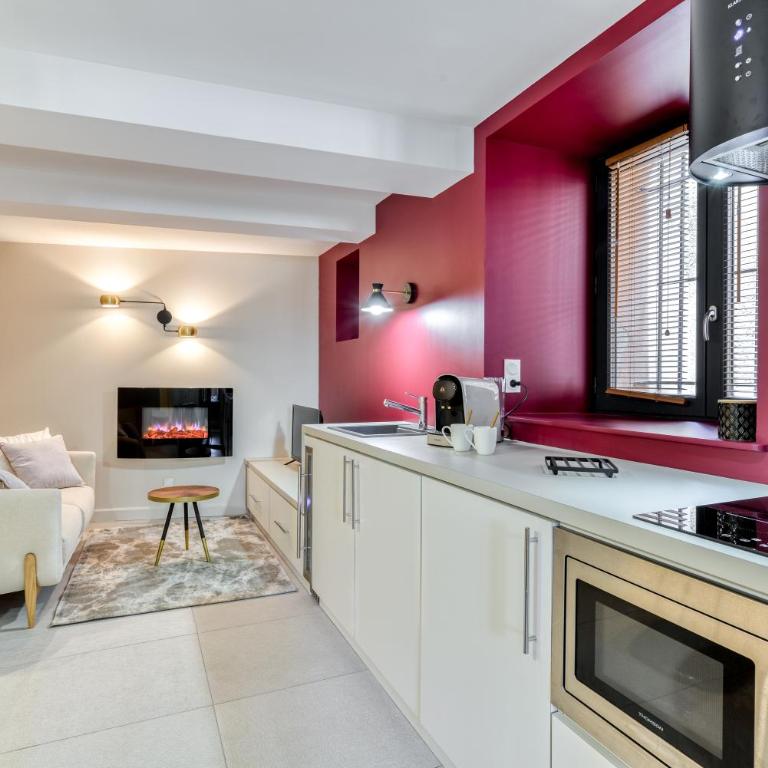Les Gîtes de Laure - O Lit Divin, Instant de volupté, BALNEO SAUNA, Climatisation, 160m de la Cité Médiévale - Superior Apartment mit Sauna - 9