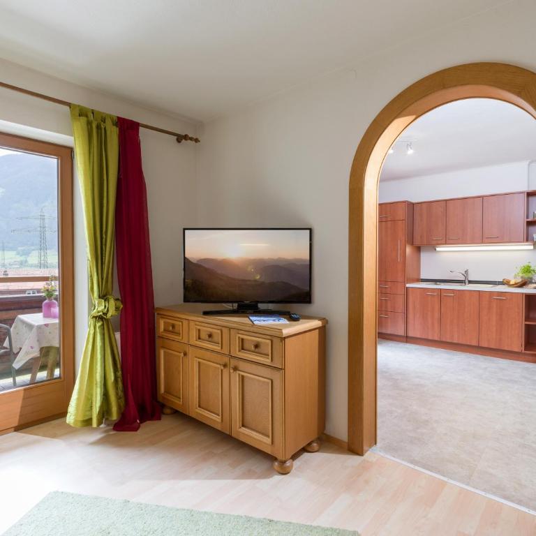 Appartement Andrea Hauser - Riedltischler - Three-Bedroom Apartment with Balcony - 8