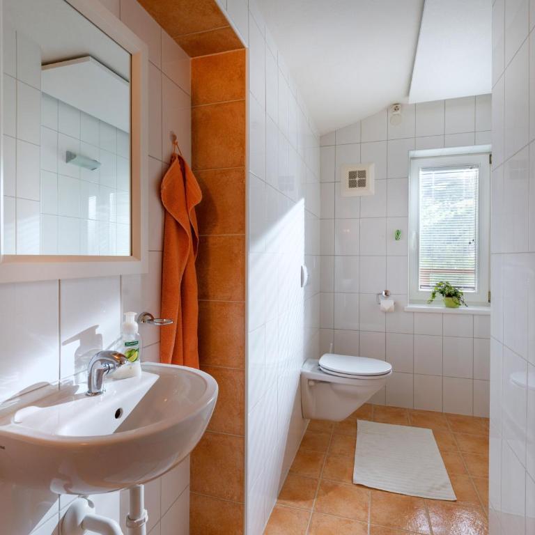 Appartement Andrea Hauser - Riedltischler - Three-Bedroom Apartment with Balcony - 2