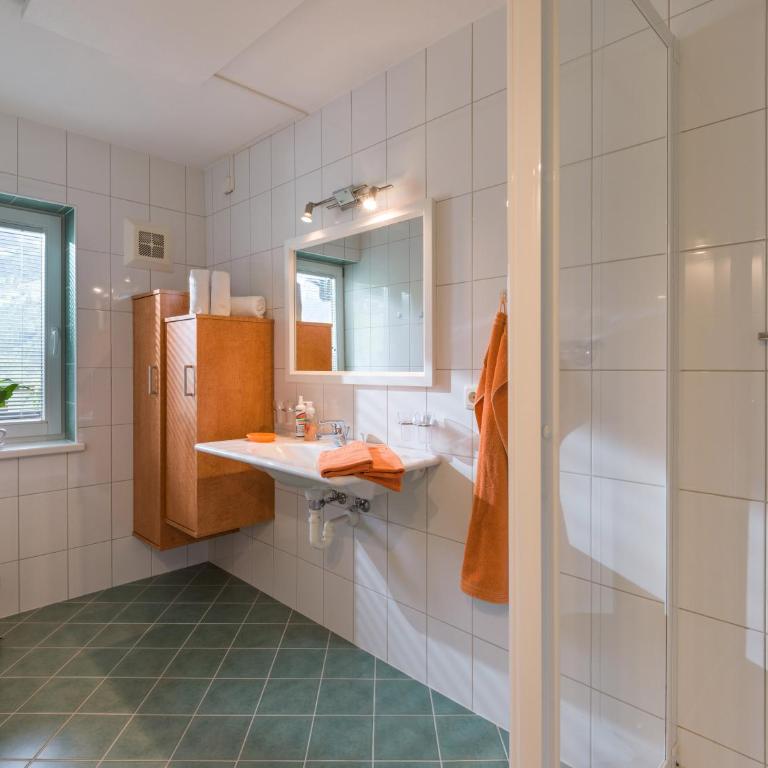 Appartement Andrea Hauser - Riedltischler - Three-Bedroom Apartment with Balcony - 7