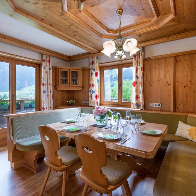 Appartement Andrea Hauser - Riedltischler - Four-Bedroom Apartment with Balcony - 1