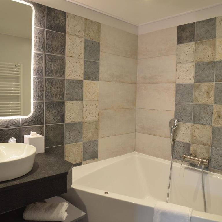 Villa Augeval Hôtel de charme & Spa - Chambre avec Salon et Baignoire ou Balnéo - 2