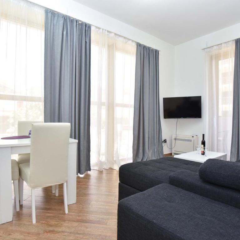 Victoria Center Apartments - One-Bedroom Apartment with Terrace and City View - 8