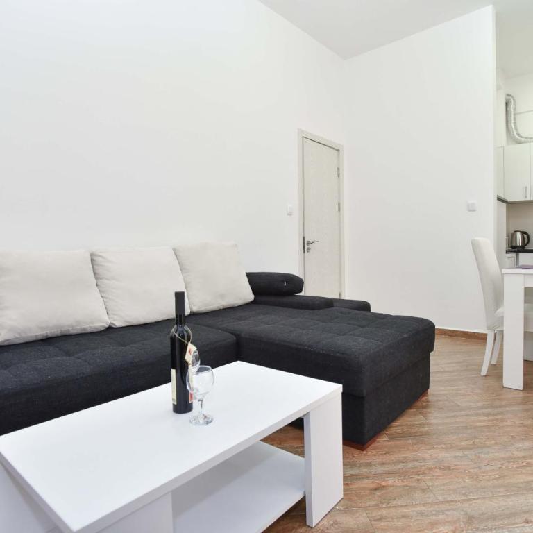 Victoria Center Apartments - One-Bedroom Apartment with Terrace and City View - 27