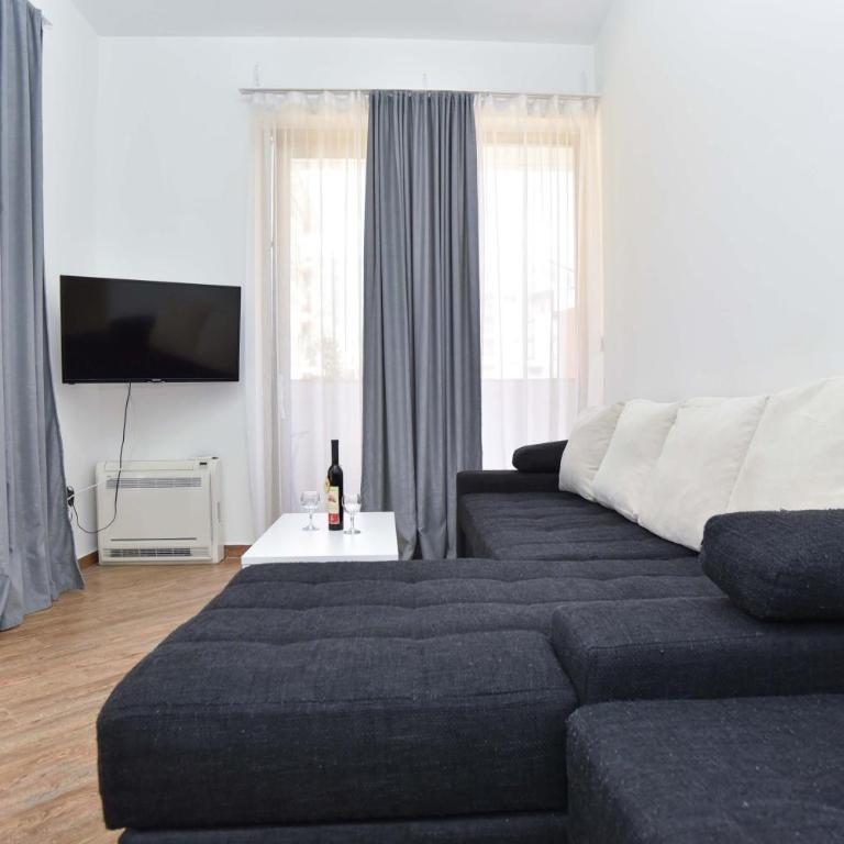 Victoria Center Apartments - One-Bedroom Apartment with Terrace and City View - 10