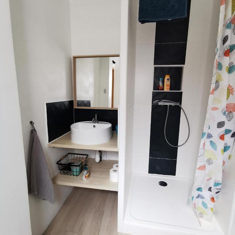 Toulon centre ancien proche gare et départ Corse- 5 pers - FREEWIFI - AC - Apartment mit 1 Schlafzimmer - 10