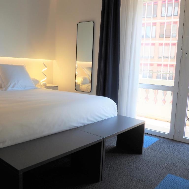 PLAZA VIEW - Double Room with Terrace - 5