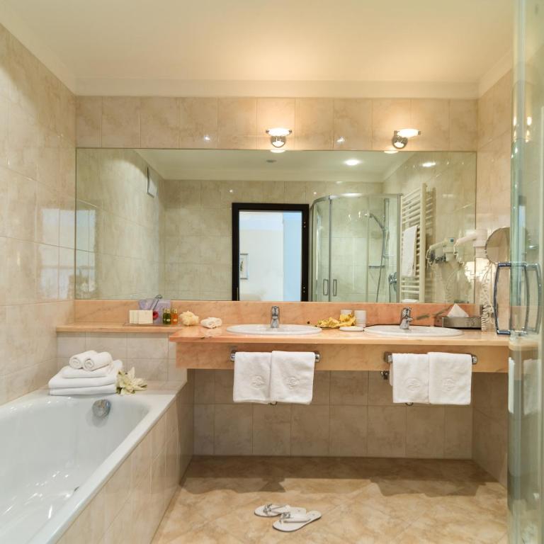 Villa Eden a member of Leading Hotels of the World - Camera Matrimoniale Deluxe con Balcone e Vista Montagna - 5