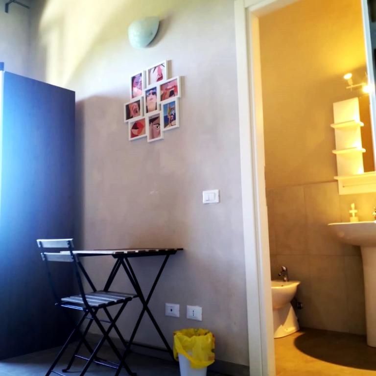 - Il Casale Toscano - 5 minutes by car from Pisa Tower - CHECK IN FROM 3 PM - Rooms only with fan - No breakfast & No fridge - Free parking - - Camera Budget Doppia con Letti Singoli - 5