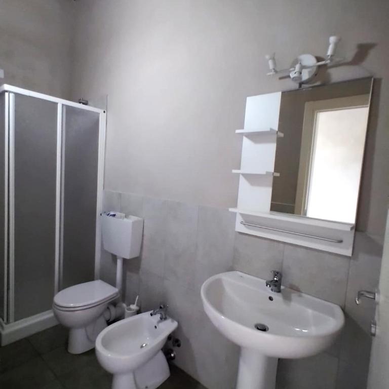 - Il Casale Toscano - 5 minutes by car from Pisa Tower - CHECK IN FROM 3 PM - Rooms only with fan - No breakfast & No fridge - Free parking - - Camera Budget Doppia con Letti Singoli - 6