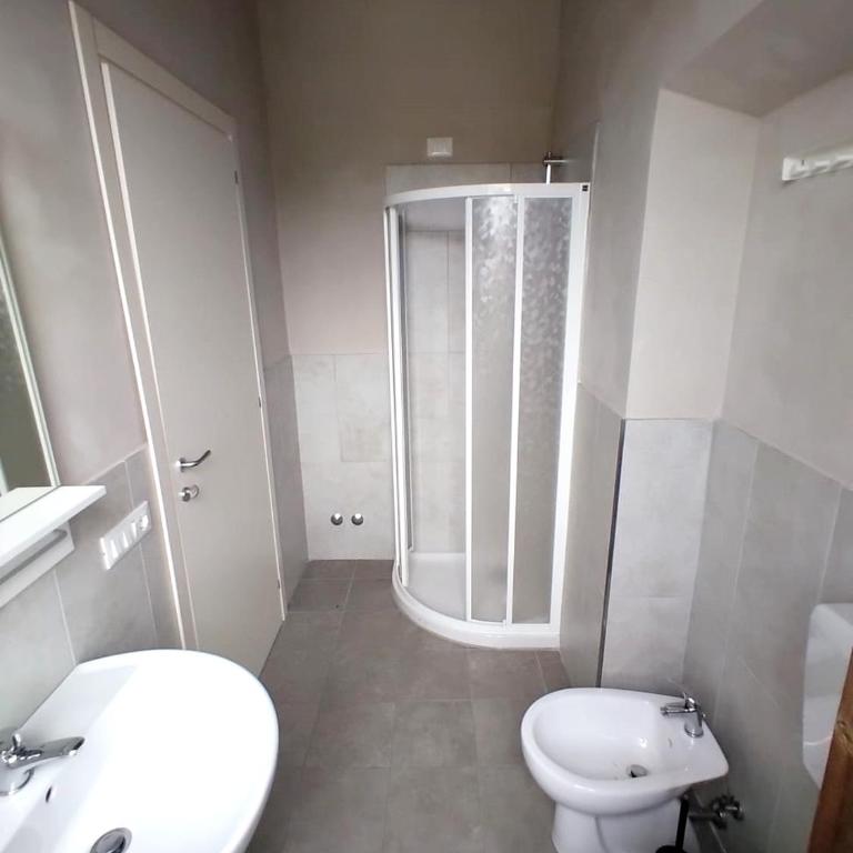 - Il Casale Toscano - 5 minutes by car from Pisa Tower - CHECK IN FROM 3 PM - Rooms only with fan - No breakfast & No fridge - Free parking - - Ampia Camera Matrimoniale - 4
