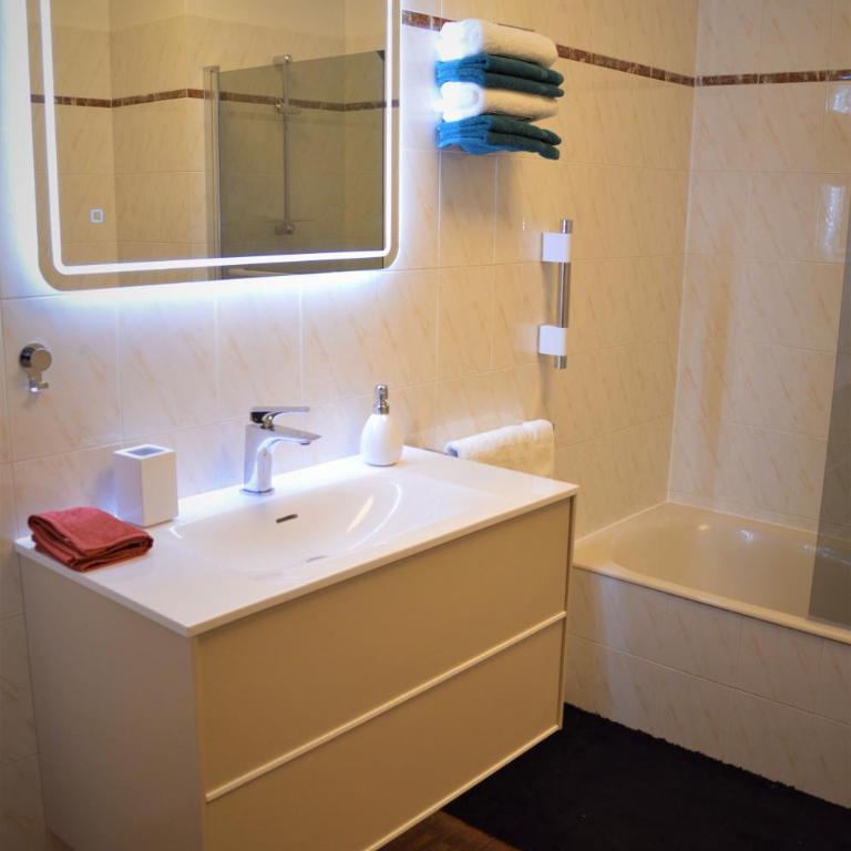 Grand T2 STANDING AJACCIO Proche centre et plages VUE PANORAMIQUE PARKING PRIVE - Appartement 1 Chambre - 28