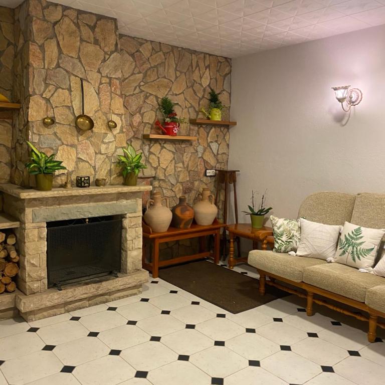 4 Bed Villa - Sleeps 8 - Pool - HotTub - Garden - Villa de 1 dormitorio - 3