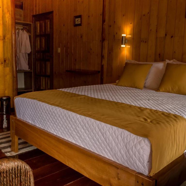 Casa de Vista Alta - Habitación con cama grande y balcón - 1