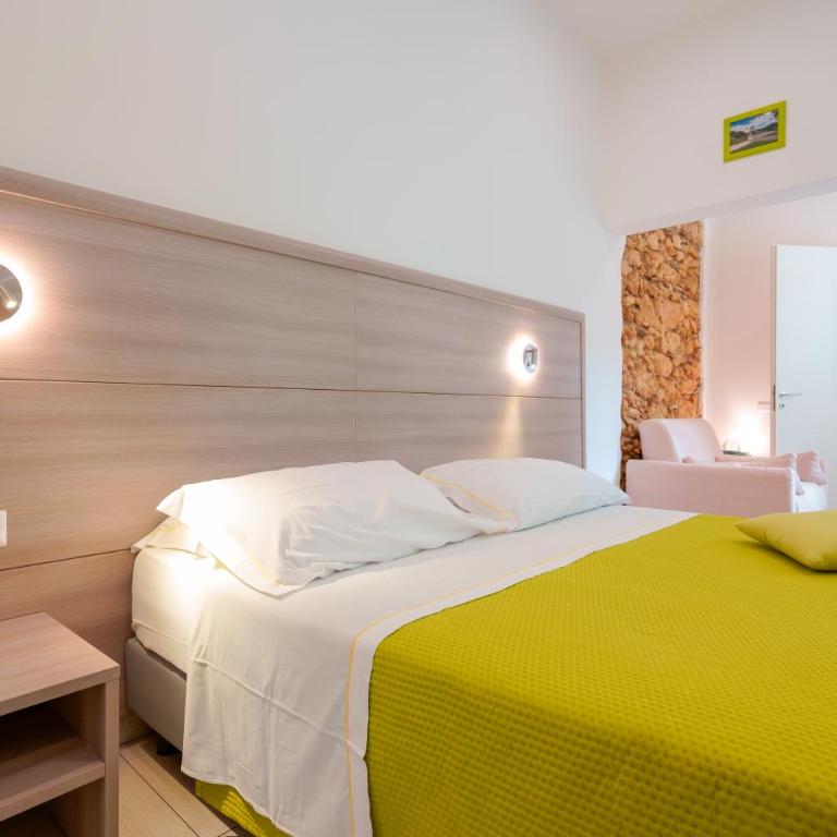 Bardilio Luxury Rooms - Triple Room with Private Bathroom - 1