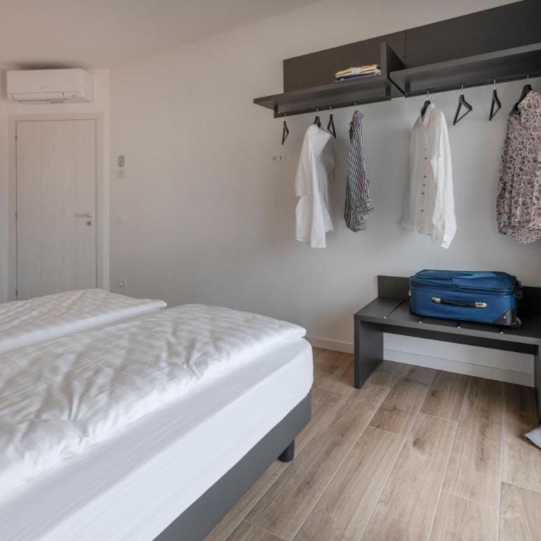 Residence Solei Classic & Plus - Plus Three-Bedroom Apartment with Terrace and Lake View - 14
