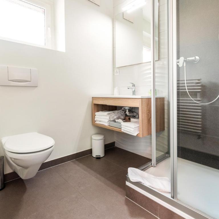 Campanile Martigny - Standard Zimmer mit 1 Doppelbett und 2 Einzelbetten - 5