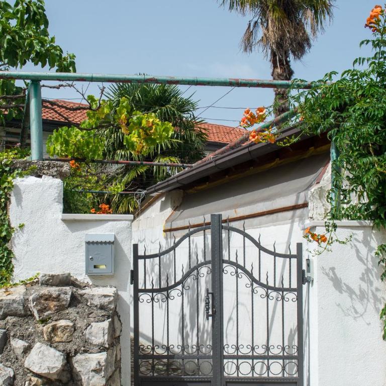 Hidden gem of Old Town - Three-Bedroom Apartment - 36