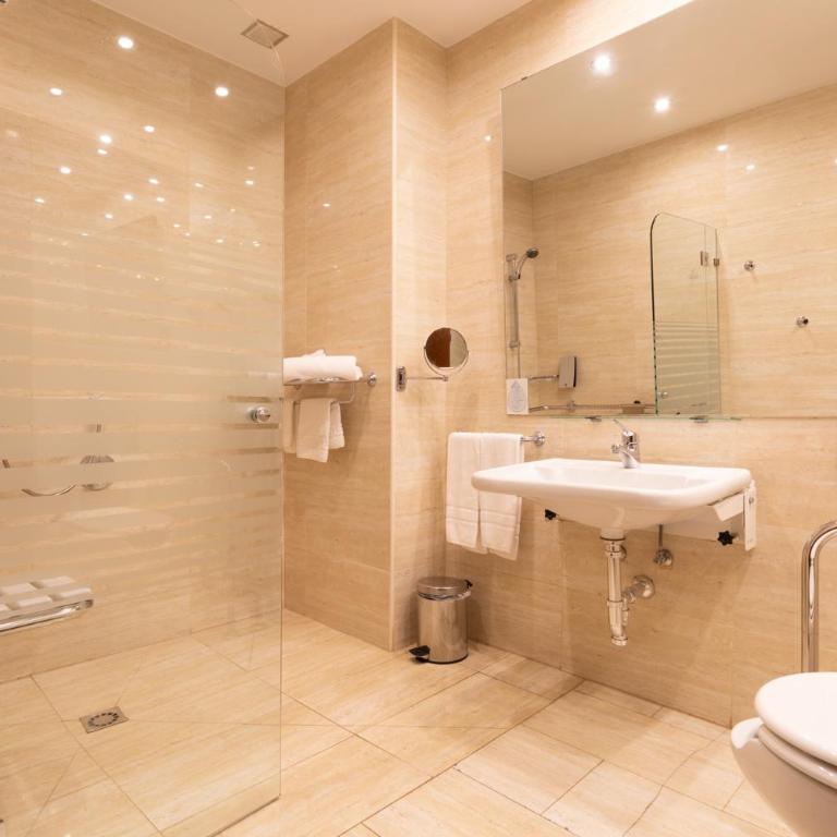Hotel San Juan de los Reyes - Habitación Doble con acceso para personas de movilidad reducida - 1 o 2 camas - 2