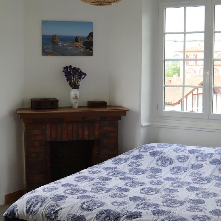 Chambres d'hôtes "HOR DAGO" près de la gare d'Hendaye avec le petit-déjeuner - Chambre Lit King-Size - Vue sur Montagne - 51