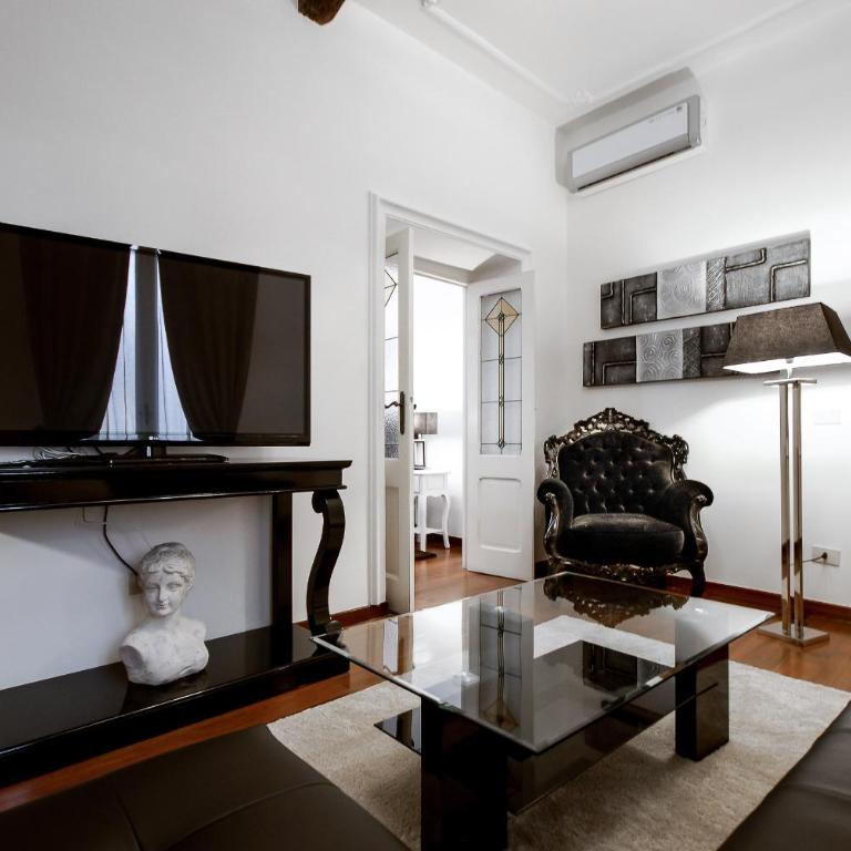 Easydomus Rome - Three-Bedroom Apartment - Address: Via dei Banchi Vecchi 139 - 1