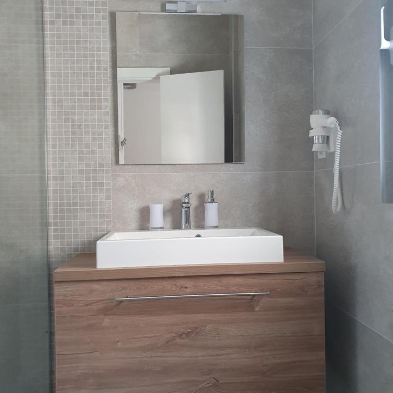 Apartments Boreta - Deluks Dvokrevetna Soba sa Bračnim Krevetom i Bočnim Pogledom na More - 6