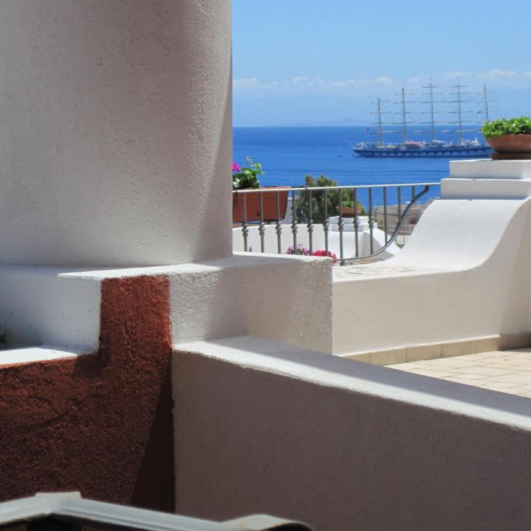 Hotel Bougainville - Deluxe Double Room with Side Sea View - 2