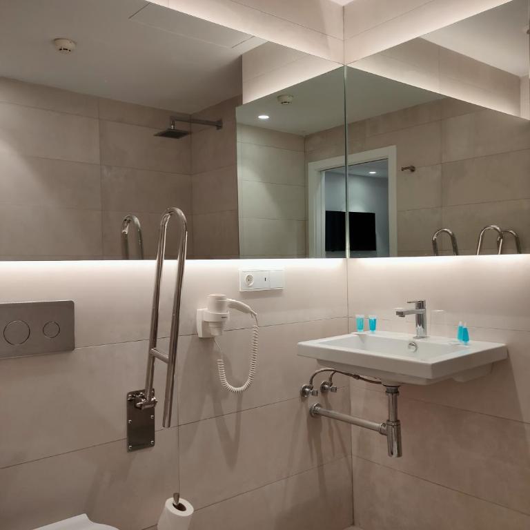 Dormos Hotel - Habitación Doble Deluxe adaptada para personas con discapacidad - Planta baja - 5