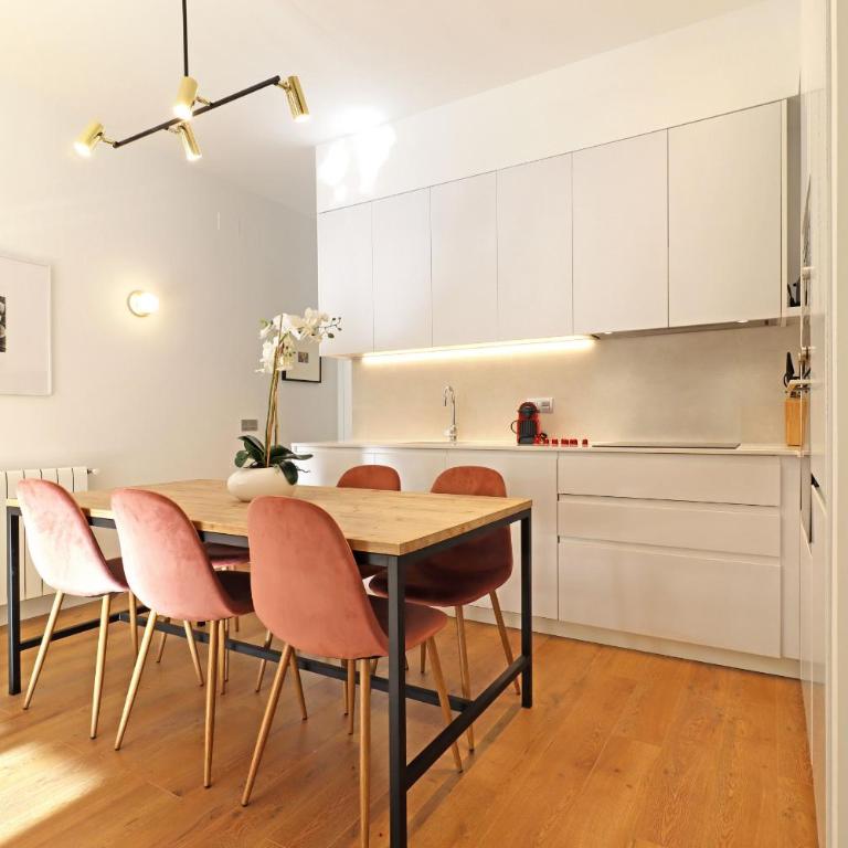 Reina Sofia Boutique II - Two-Bedroom Apartment - 14