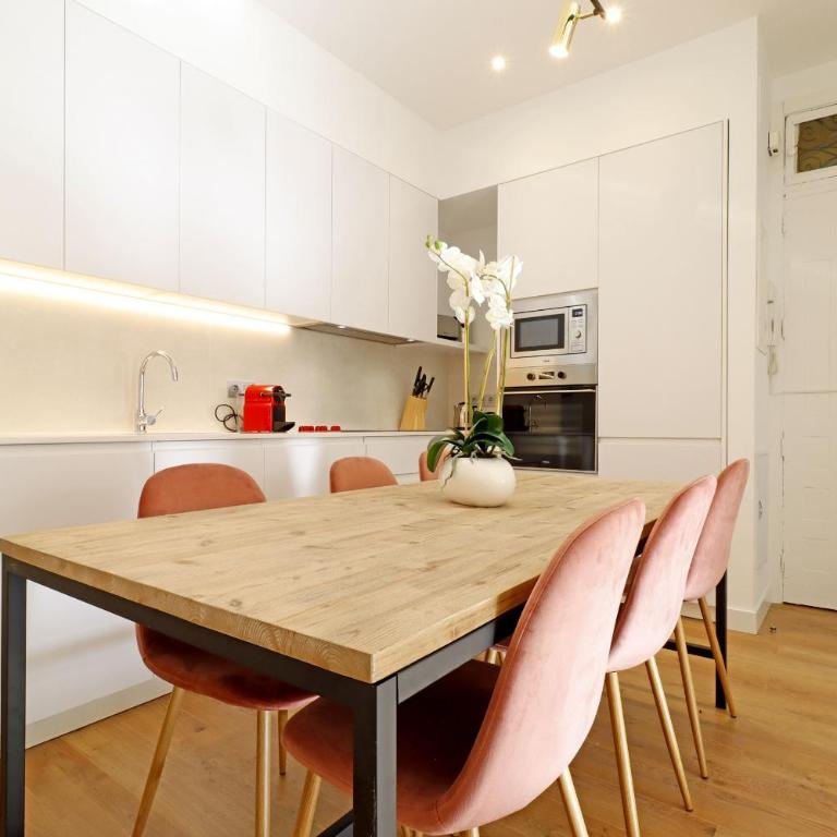 Reina Sofia Boutique II - Two-Bedroom Apartment - 16