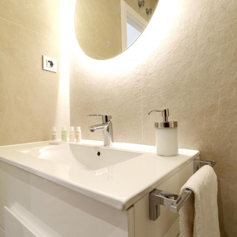 Reina Sofia Boutique II - Two-Bedroom Apartment - 35