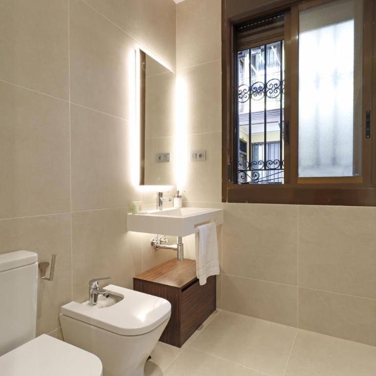 Reina Sofia Boutique II - Two-Bedroom Apartment - 50