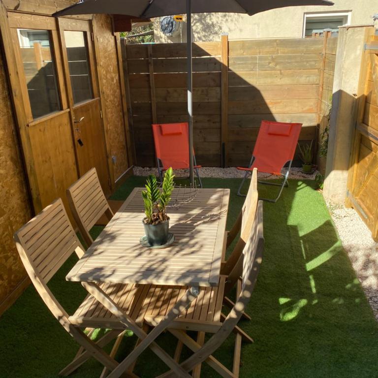 Petite Maison en ville avec jardin proche des plages - Studio with Garden View - 12