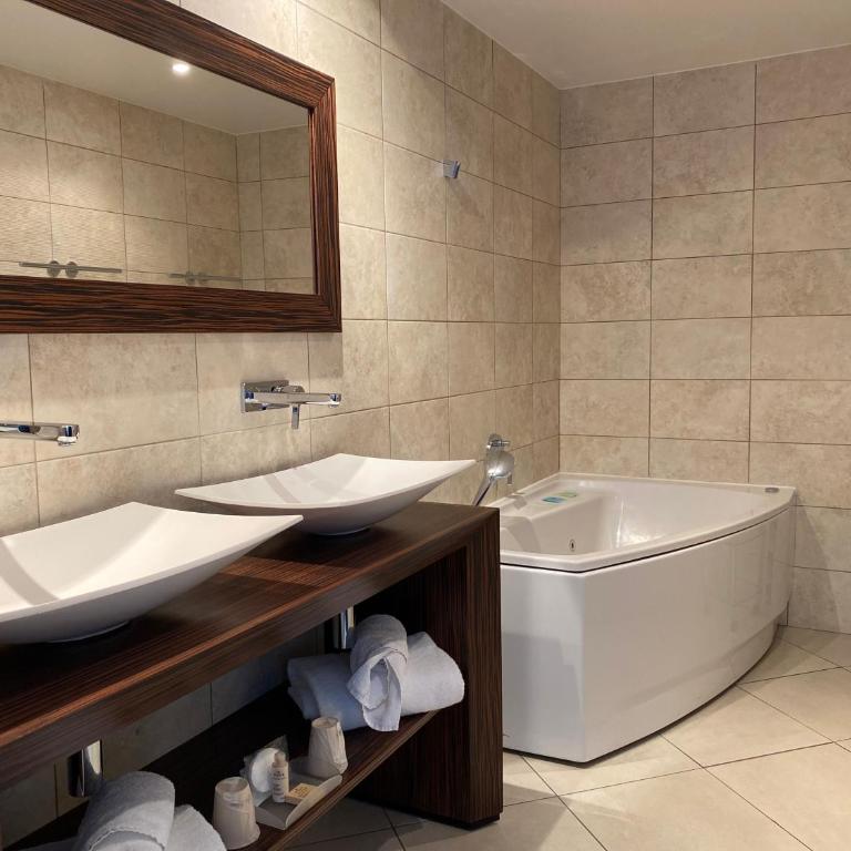 Best Western Premier Le Patio des Artistes Wellness Jacuzzi - Suite Junior avec Baignoire Spa - 3