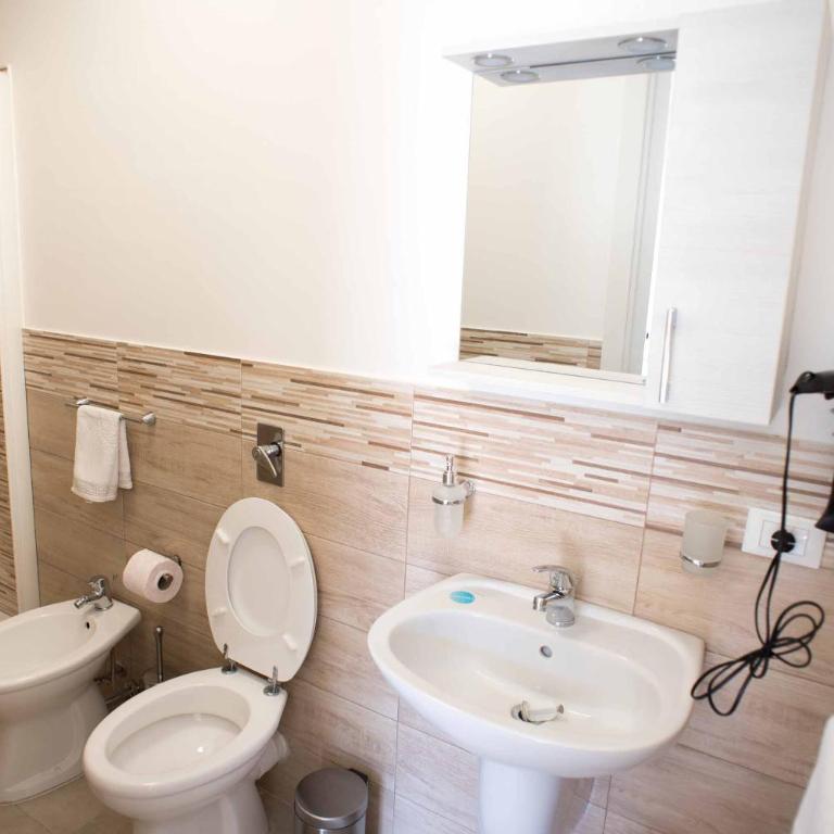 Isola bella - Double Room with Balcony - 3