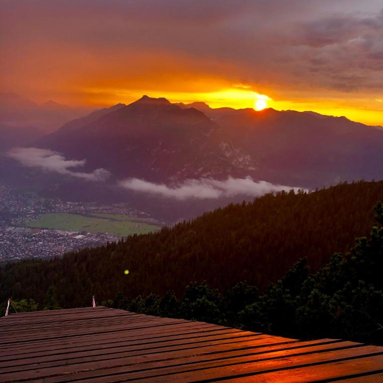Alpine Escape Holiday Home with Mountain View - Ferienhaus - 39