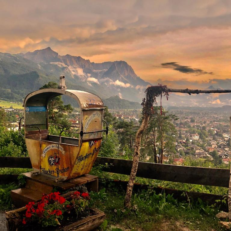 Alpine Escape Holiday Home with Mountain View - Ferienhaus - 45