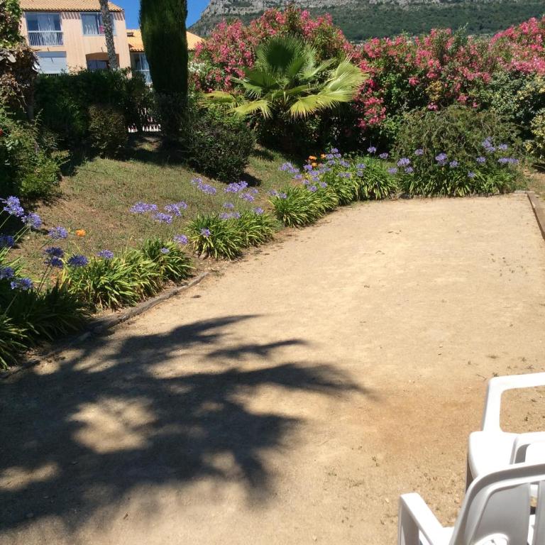Au calme dans hameau fleuri joli Studio 3 pers piscine parking wi-fi - Studio - Vue sur Piscine - 16